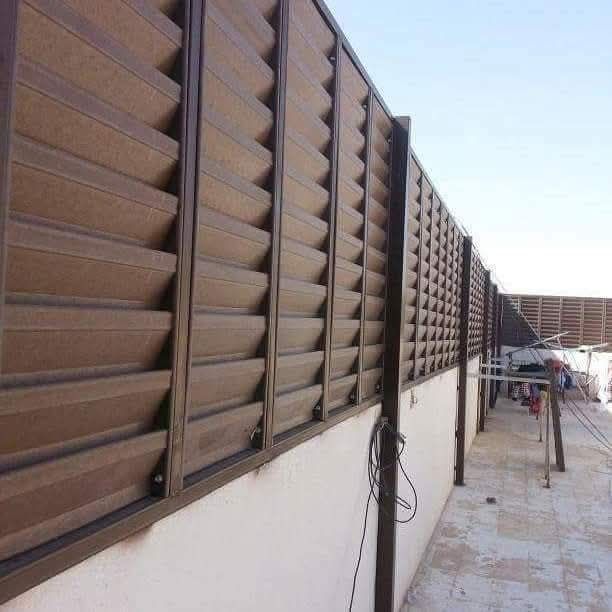 سواتر ألواح معدنية على سطح مبنى