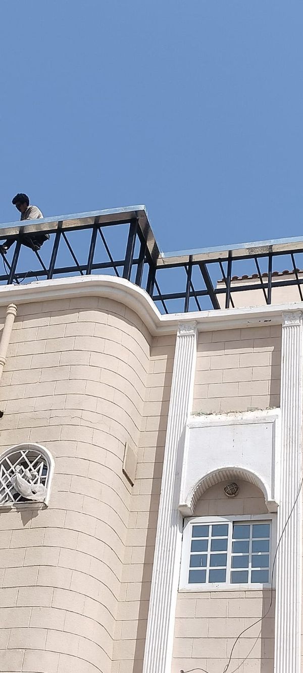 هيكل حديد على سطح مبنى قيد التركيب